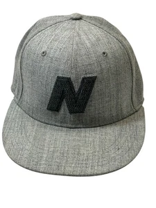 Cappello snapback New Balance Block N grigio LAH93001-AG acrilico e lana OSFA unisex - Foto 1 di 11