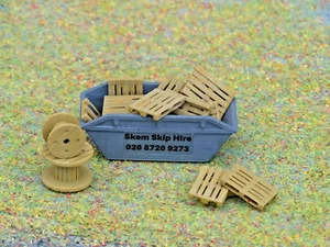 1:76 OO gauge 1 hand painted Grey Waste Skip + 15 Pallets + 2 Cable Drums - Picture 1 of 2