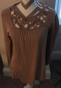 cha cha vente Women’s Blouse Size Medium Tan With Cut Out Neck & Balloon Sleeve - Foto 1 di 10