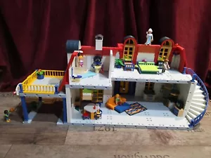 PLAYMOBIL® Stadtvilla / Einfamilienhaus mit Zubehör und Figuren - Bild 1 von 20