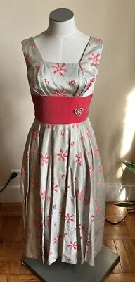 Vestido de Fiesta Años 50 Bordado Celadón y Rosa Vintage XS Ajuste y Acampanado $195 Foto 1 de 4