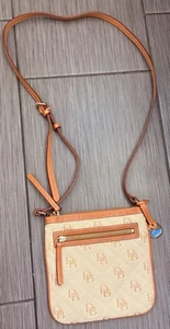 Dooney & Bourke Monogram Letter Carrier Crossbody Ivory Canvas Braun Leder - Bild 1 von 8