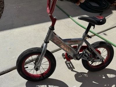 Bicicleta con cuadro de acero de 12" con sonidos Huffy Cars 3 para niños Foto 1 de 3