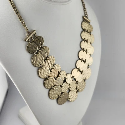 Collar babero discos texturizados tono dorado en capas Foto 1 de 4