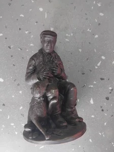 Bronze Effect Traditional Man Sat With Dogs Statue Figurine - Foto 1 di 3