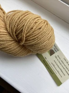 Fibras de patio trasero SoSoft DK hilo de lana merino marrón mostaza 4 oz 260 yardas Potluck - Imagen 1 de 10