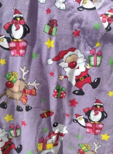 L Weihnachten Damen Scrub Top Santa Rentier V-Ausschnitt Lila Kurzarm Urlaub - Bild 1 von 4