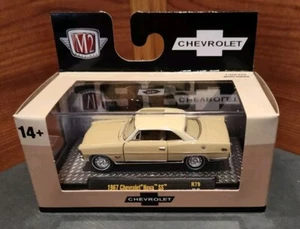 MÁQUINAS NUEVAS 2024 M2 '67 CHEVROLET® NOVA™ SS CON VITRINA Y SOPORTE - Imagen 1 de 8