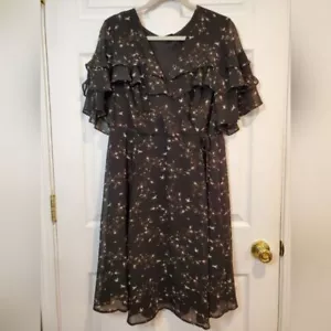 Vestido Torrid Talla Grande 1 Negro Estampado Floral/Pájaro Gasa Volantes Envolvente S/S Mini - Imagen 1 de 8