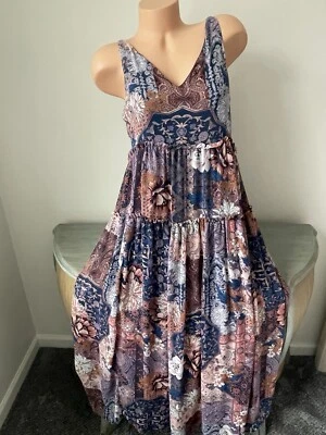 Vestido maxi floral Maurices M em camadas gola V chiffon romântico azul marinho - Imagem 1 de 4