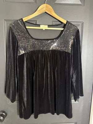 Top de terciopelo negro Choices con detalle de yugo de lentejuelas talla M cuello redondo manga 3/4 Foto 1 de 4