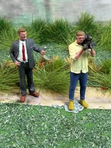 Modelleisenbahn Figur TV Crew Reporter ein Kameramann 3D Scale gedruckt HO OO SCALE - Bild 1 von 11