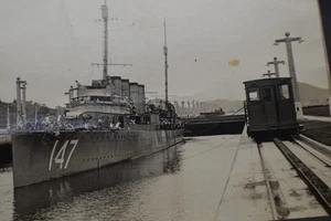 Postal RPPC USS Roper (DD-147) pasando por las esclusas del Canal de Panamá - Imagen 1 de 3