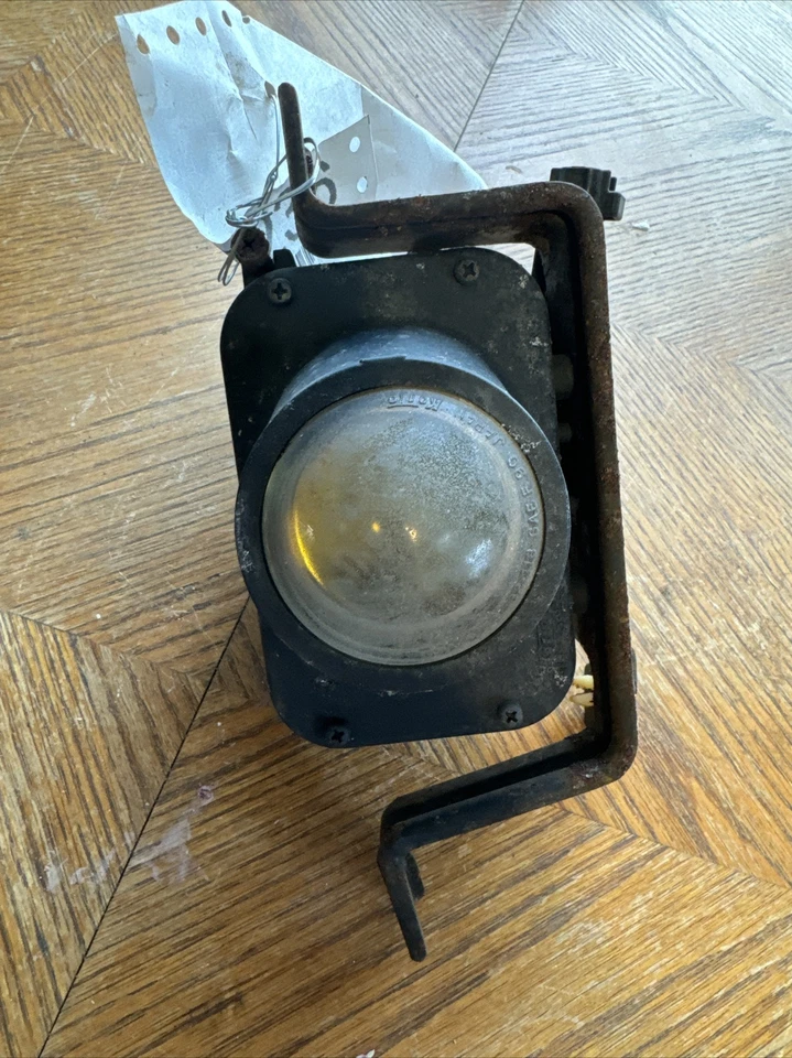 1994 Lexus ES300 Right Side Fog Light. OEM  - Imagem 1 de 3