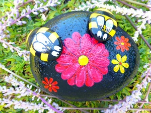 Abejas de rock pintadas a mano en una roca con flores arte pop - Imagen 1 de 8