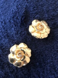 CHANEL PRE-OWNED CAMELLIA MOTIF CLIP-ON EARRINGS! VINTAGE 80’s GOLD PLATED BRASS - Picture 1 of 6