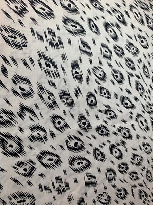 Tela de algodón Ikat blanco negro 1/2 yarda x 42" material artesanal para coser acolchado Foto 1 de 4