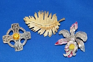 3 Vintage Pretty Brooches Celtic Cross - Gold Leaf - Part Enamel Flower Brooch - Picture 1 of 12