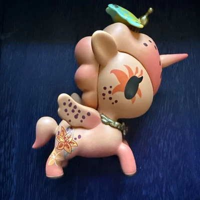 Boneco Tokidoki Unicorno Series 10 Butterfly Lily 2021 laranja com borboleta - Imagem 1 de 3