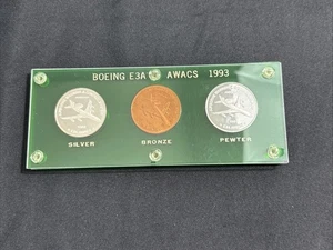 Boeing 1993 E-3A AWACS Medal Set Silber Bronze Zinn im Original Display Halter - Bild 1 von 2
