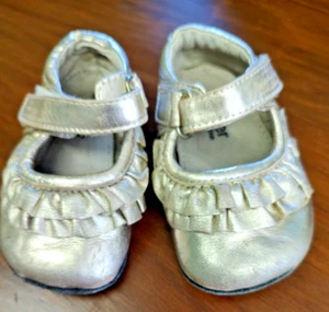 GIRLS GOLD SLIP ON SHOES SIZE 9 12 MONTHS - Picture 1 of 4