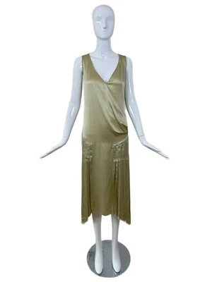 Vestido recto John Galliano 2018 seda verde apio plisado cortinas Foto 1 de 4