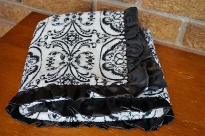 Manta BEBÉ VITAMINAS BEBÉ Blanca NEGRA Satén Volantes Terciopelo Felpa Decoración Patrón Foto 1 de 4