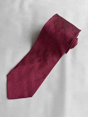 De colección. Jos A. Corbata Bank Hombre - Italia - Diseño Texturizado Rojo - 60" L x 3.75" W. Usada en Excelente Condición Foto 1 de 4