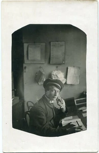 Orig. Foto-AK BERNBURG, Student Karl Jäger in Studierzimmer 10er Ja. - Picture 1 of 1