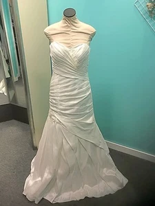 Stella York (Wedding Dress) - Picture 1 of 6