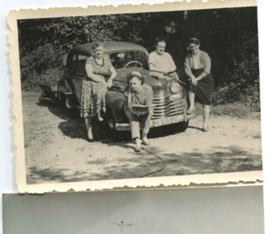 altes Foto mit dem Auto im Wald, 1940er, 1950er, 9x6cm - Bild 1 von 1