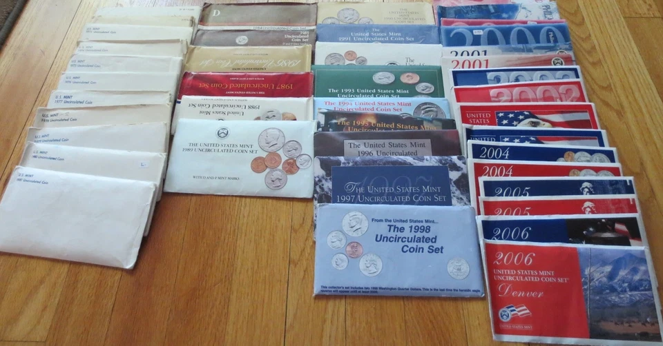 1971 to 2006 Mint Sets U.S. Mint 34 Sets P And D Mint Set Uncirculated COA Value - Image 1 of 4