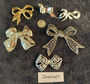 Lotto 5 pezzi spilla/spilla fiocco vintage ad oggi Danecraft e strass metallo non firmati - Foto 1 di 6
