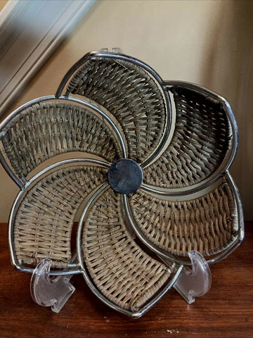 Unique Flower Shaped Wicker & Wire Fruit Basket 1970’s Decor 9” Wide x 4” Tall Cover