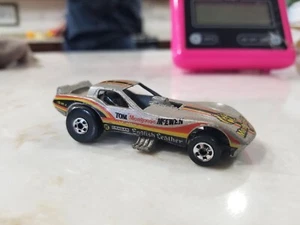 Auto divertente vintage 1977 Hot Wheels Tom Mongoose McEwen Corvette Dragster senza vetro - Foto 1 di 6