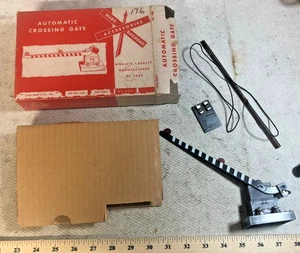 Louis Marx 428 gray Automatic Crossing Gate in OB Works Great & Complete(C) - Picture 1 of 6