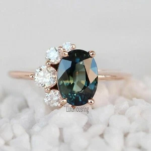 Anillo de compromiso con racimo de moissanita de corte ovalado verde de 2,00 quilates de oro rosa sólido de 10 k 7 - Imagen 1 de 6