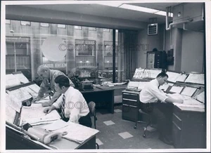1969 Press Photo US Weather Bureau Office Scene 1960s New York City - Picture 1 of 2
