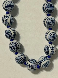 Vintage chinesische blau weiße Porzellan Perlen geknotete HALSKETTE goldfarbener Verschluss 28" - Bild 1 von 5