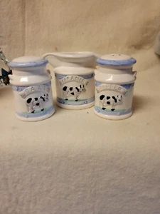 Jarra de leche de vaca pintada de cerámica vintage en forma de lata salero y pimentero y crema. - Imagen 1 de 11