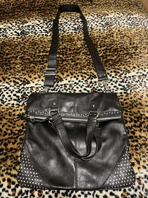 Bandolera Jessica Simpson plegable con tachuelas Foto 1 de 4