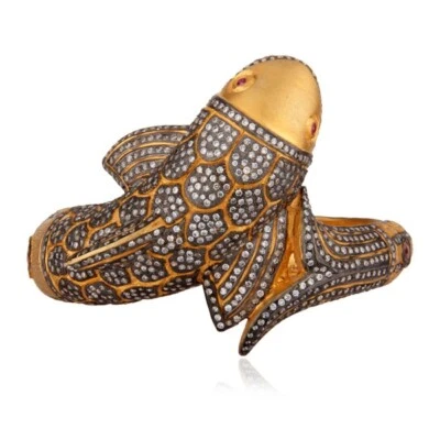 Brazalete de oro de 18 quilates con diseño de pez vintage de piedras preciosas de turmalina rosa cruda Foto 1 de 4