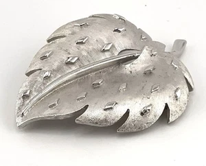Vintage TRIFARI Silver Tone Leaf Brooch/Pin. Good Condition.  - Picture 1 of 7
