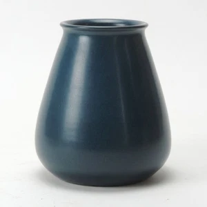 Vaso Marblehead Pottery 6 1/8" non decorato blu opaco forma inclinata arti e mestieri - Foto 1 di 5