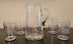 Floral Etched Pitcher 7.25" Tall 6- 4 oz Glasses - Foto 1 di 12