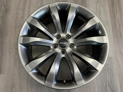 Llanta Chrysler 300 2015-2022 20x8" genuina OEM 2540 con tapa Hyper Silver Foto 1 de 4
