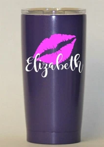 Vaso recubierto de polvo personalizado con labios y calcomanía con nombre. Elige colores. - Imagen 1 de 5