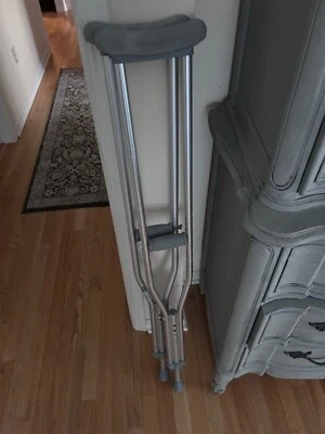 Muletas de aluminio para axilas McKesson para adultos - 5,2 a 5,10 pies Usuario Foto 1 de 2