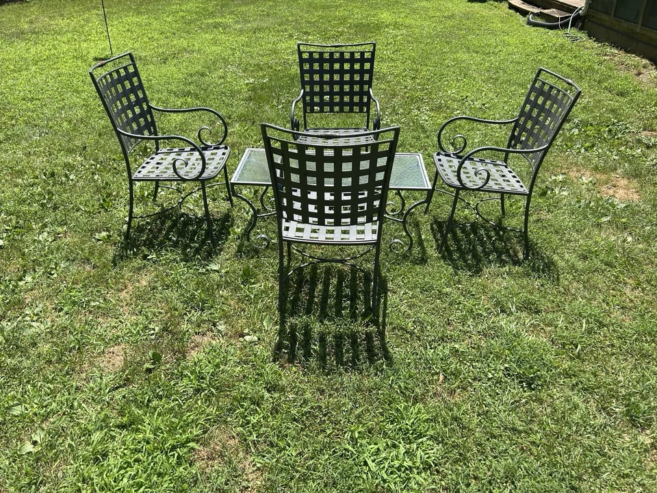 Hermoso juego de mesa y 4 sillas de patio de hierro forjado Jordan marrón  Foto 1 de 4