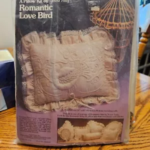 Kit de almohada ROMANTIC LOVE BIRD BY YOURS TRULY BORDADA 1983 NUEVO SIN ABRIR - Imagen 1 de 3